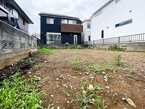 隣地との境界にはブラックのすっきりとしたフェンスが施工されており、プライバシーを程よく保てる安心の設計。建築条件なしの土地なので、採光位置や窓の配置もお好みのハウスメーカーで自由にデザイン可能です。
