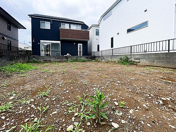 周囲の空を広く仰げる、陽当たりと通風に恵まれた開放感あふれる整形地。敷地奥まで綺麗に整地された更地での引き渡しのため、お好みのハウスメーカーですぐに具体的な建築プランの打合せを進められます。