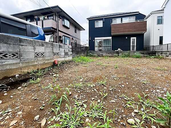 安全性の高い敷地環境。間口からフラットに繋がっているため、毎日の入出庫がスムーズにこなせるカースペースの配置計画も容易です。