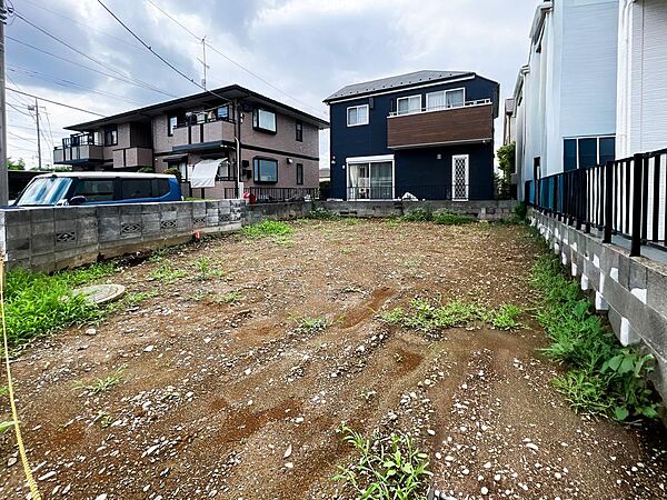 前面道路から一歩奥まった、プライベート感と開放感が心地よく同居する平坦な売土地。左右の綺麗な邸宅とも美しく調和する分譲地ならではの住環境で、お子様と一緒に安心してのびのびと暮らせる好立地です。