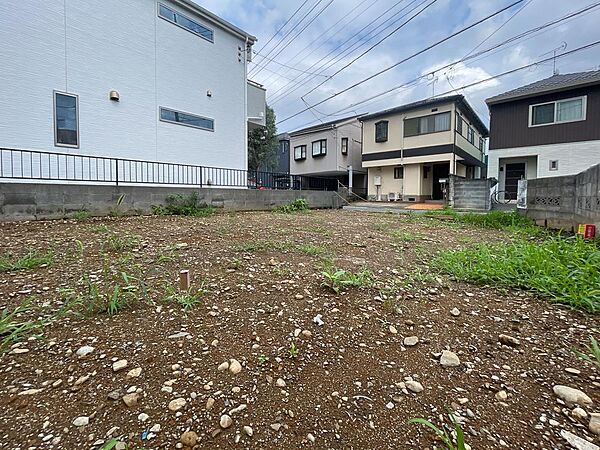 周辺には綺麗な家々が立ち並び、空が広く感じられる落ち着いた分譲地内の住環境。前面道路との高低差も少なく、小さなお子様がいるご家庭でも安心して新生活をスタートできる、穏やかで利便性の高い好立地です。