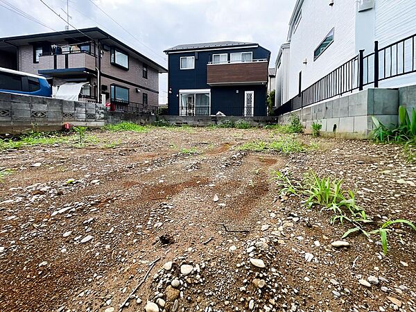 間口から敷地奥まで、のびのびとした奥行きが確保された綺麗な整形地。すでに平坦に整地されているため、カースペースから玄関、そしてプライベートなお庭まで、暮らしやすい生活動線をイメージしやすい売土地です。
