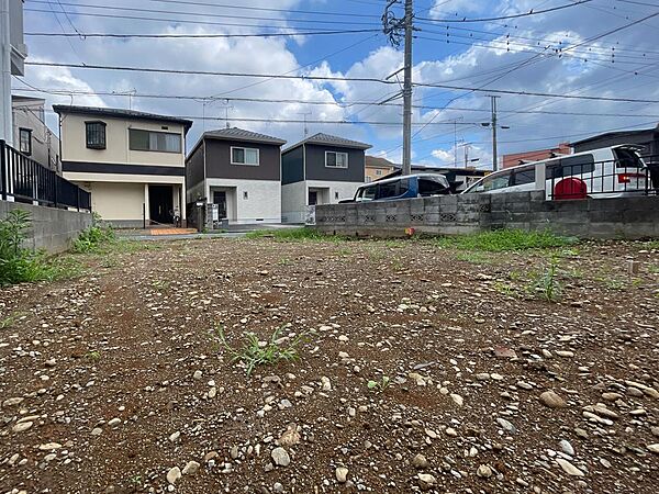 頭上には青空が心地よく広がり、陽当たりや通風を現地でしっかりと体感できる開放的な立地です。