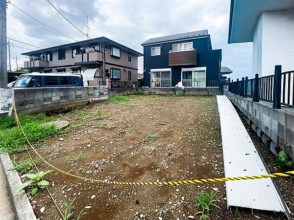 余計な解体費用や手間の心配がない、すっきりと整地された更地引き渡し。建築条件なしの土地なので、マイホームの着工時期や予算配分もご自身のペースに合わせて柔軟にコントロールできるのが大きなメリットです。