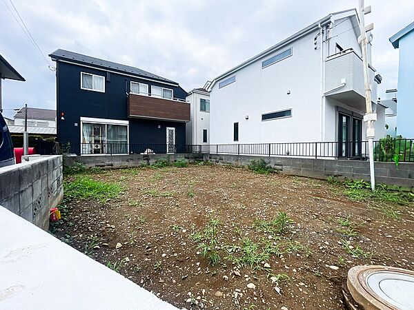 無駄なスペースがなく、敷地全体を有効に使いこなせる綺麗な四角形の土地形状。カースペースや小さなお庭、理想の間取りをバランスよく配置しやすいため、ハウスメーカーへのプラン相談もスムーズに進められます。