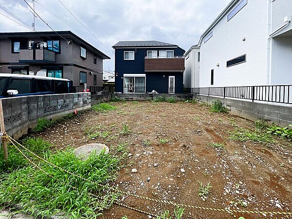 隣地との境界にはしっかりとしたブロック塀が施工されており、敷地ラインが明瞭で安心感のある整形地。周囲には洗練されたモダンなデザインの邸宅が立ち並んでおり、新生活を気持ちよくスタートできる綺麗な街並みで