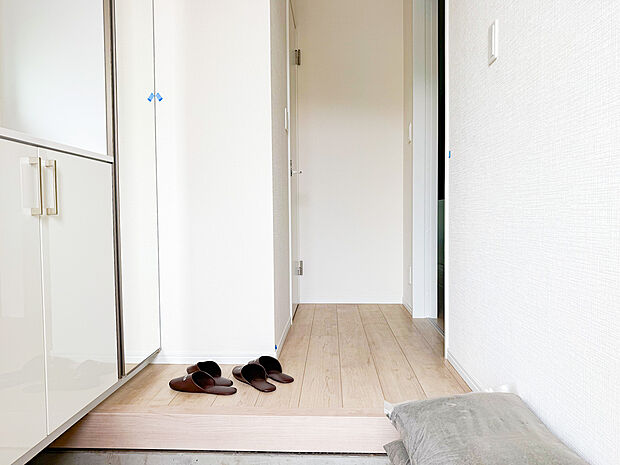 住む人をやさしく迎える、気品と清潔感あふれるアプローチ。