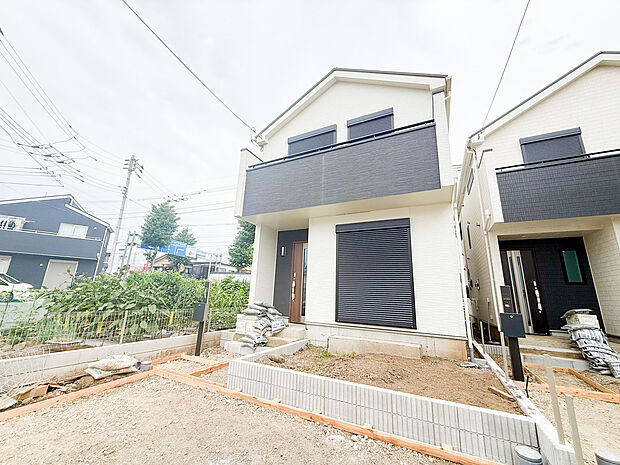 街並みに映える、モダンで美しい三角屋根デザインの邸宅。