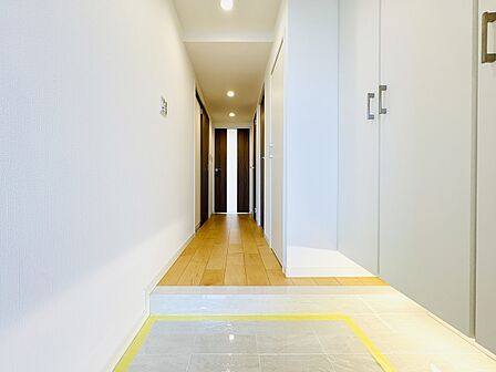 間接照明がお洒落な大容量の下足入を備えた玄関。フロアタイルも新規張替済みで綺麗です。