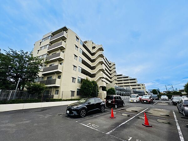 9階南向きで陽光がたっぷり注ぐ、見晴らしの良い3LDKです。フルリフォームで水回り設備も一新！大切なペットと暮らせる総戸数135戸の大規模レジデンス（9月上旬リフォーム完成予定）