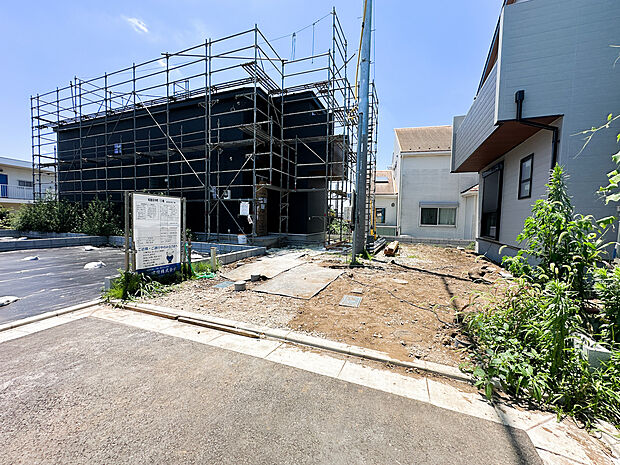 第一種低層住居専用地域内の落ち着いた住宅街。穏やかな街並みの中で、子育て世帯にも嬉しい住環境が広がります。