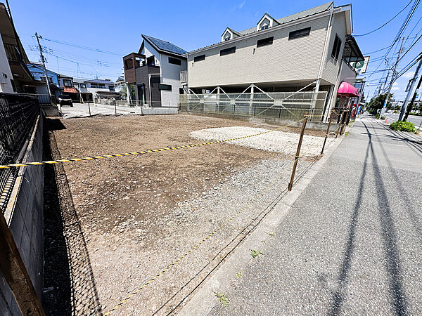JR青梅線「中神」駅まで徒歩7分。通勤・通学に便利な駅近立地でありながら、約60坪のゆとりを確保しています。ご家族のライフスタイルに合わせた、こだわりの一邸を建築できます。