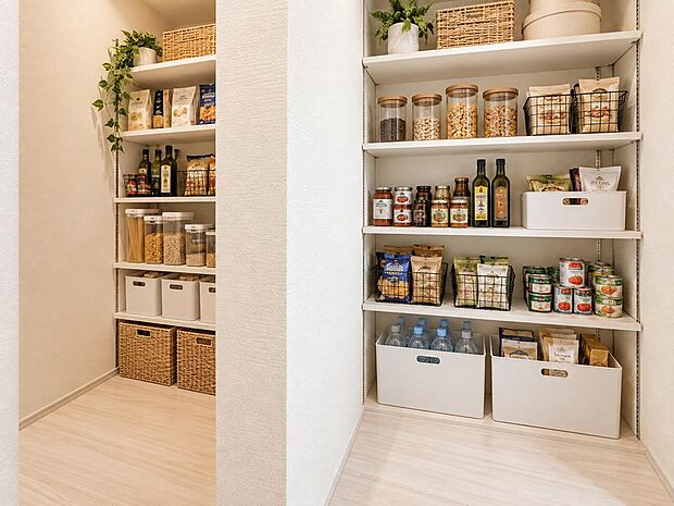 食品やストック品などをCG加工で配置し、パントリーの収納イメージを表現。棚が複数設けられており、食品や飲料、日用品などを種類ごとに整理して収納できます。※画像はCG加工によるイメージです。
