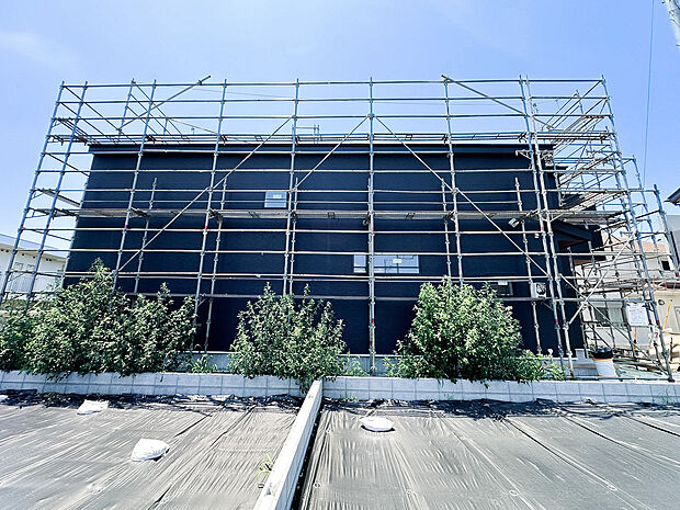 第一種低層住居専用地域内の落ち着いた住宅街。穏やかな街並みの中で、子育て世帯にも嬉しい住環境が広がります。