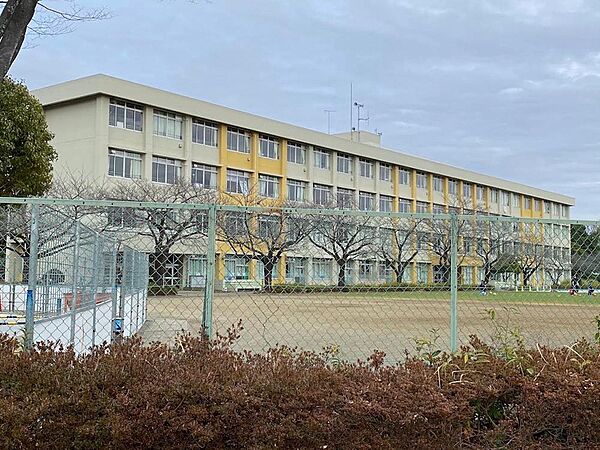 多摩市立鶴牧中学校まで約1300m