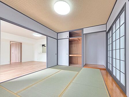 リビングと一体利用できる約6帖の和室は、お子様の遊び場や客間としても活躍します。押入を備えた使い勝手の良い空間で、家事スペースやくつろぎの場としても幅広く活用できる便利な一室です。