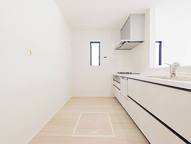 縦長の窓から自然光が差し込み、閉塞感のない空間で料理を楽しめます。