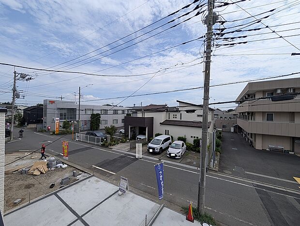 落ち着いた住宅街の一角に位置し、穏やかな暮らしを実現できる環境です。