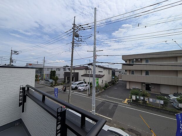 落ち着いた住宅街の一角に位置し、穏やかな暮らしを実現できる環境です。