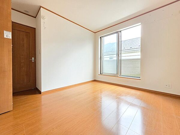 大きな窓から自然光が差し込む明るい居室です。ベッドやデスクも配置しやすく、主寝室や子ども部屋としても使いやすい空間です。リフォーム後は快適なプライベート空間としてお使いいただけます。