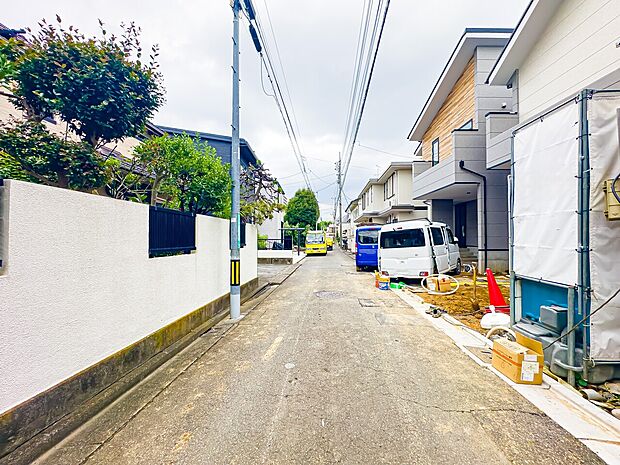 前面道路は北側約4mの広さがございます。車通りが少なく、静かな暮らしを守ってくれます。2026/7/3撮影