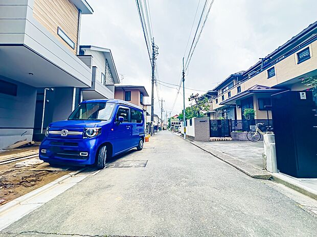 前面道路は車通りが少なく、車庫入れがスムーズに行えます。2026/7/3撮影