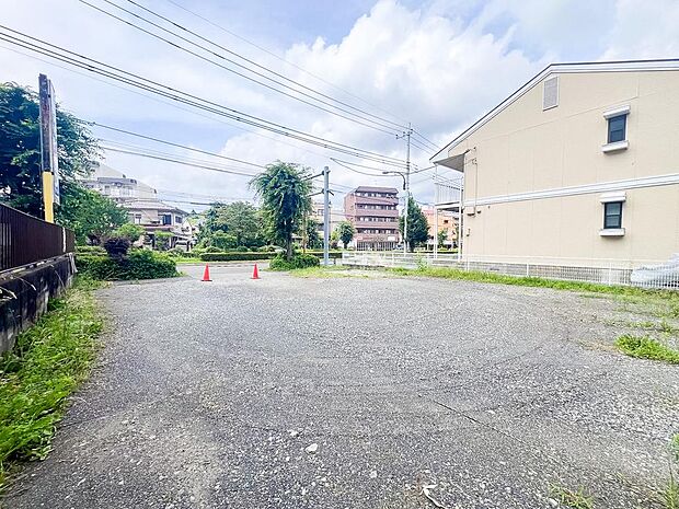 現地(2026年07月)撮影:豊かな自然に恵まれた立地で、朝の空気や木々の緑が心を癒してくれる住まいです。都市の利便性と自然の魅力を兼ね備えた環境で、家族みんなが快適に過ごせる住空間です。