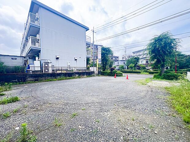 現地(2026年07月)撮影:四季折々の自然を感じられる、緑豊かな住環境が魅力の物件です。静かで穏やかな空気が流れ、日々の暮らしの中で癒しを感じられる、心地よい住まいが広がっています。