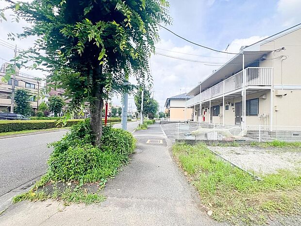 現地（2026年07月）撮影：明るい日差しが差し込む住まいは、四季折々の光を感じながらリラックスできる空間です。日中の自然な明るさで快適な毎日を過ごせます。