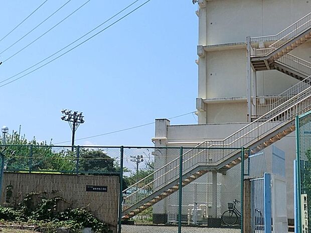 八王子市立由木中央小学校まで約590m