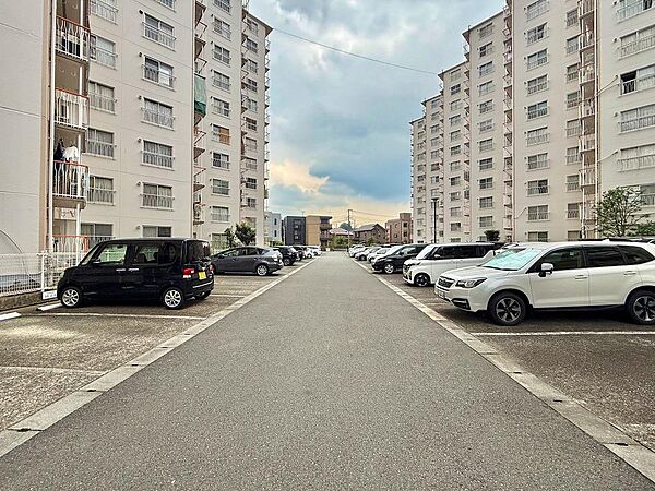敷地内駐車場を完備。大切なお車を身近に駐車でき、毎日のカーライフも快適です。