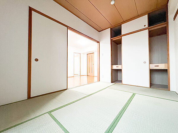 和室は、家族の集まりやおもてなしにもぴったりの空間。畳の温もりと柔らかな雰囲気がリラックスできる時間を提供してくれます。心安らぐ空間で、季節の変化を感じながら、穏やかなひとときを過ごせます。