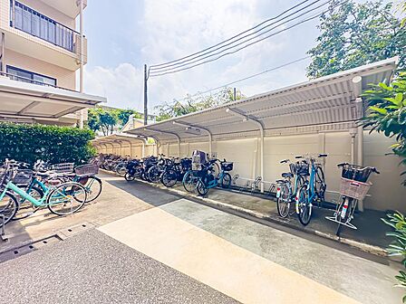 駐輪場スペースです。無償でご利用いただけます（ステッカーの貼付要）。2026/7/16撮影