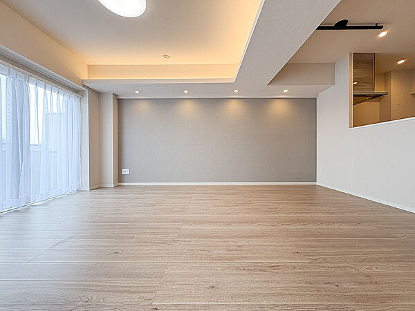 大きな窓を設けた採光重視のリビング。陽光が降り注ぐ明るい空間は、家族が一日中快適に過ごせる居心地の良い場所です。光に満ちた豊かな暮らしをお届けします。