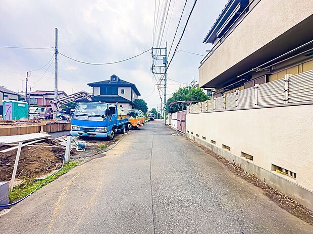 前面道路は北側約4mの広さです。住宅地内で車通りが多くなく、穏やかな新生活をお送りいただけます。2026/7/16撮影