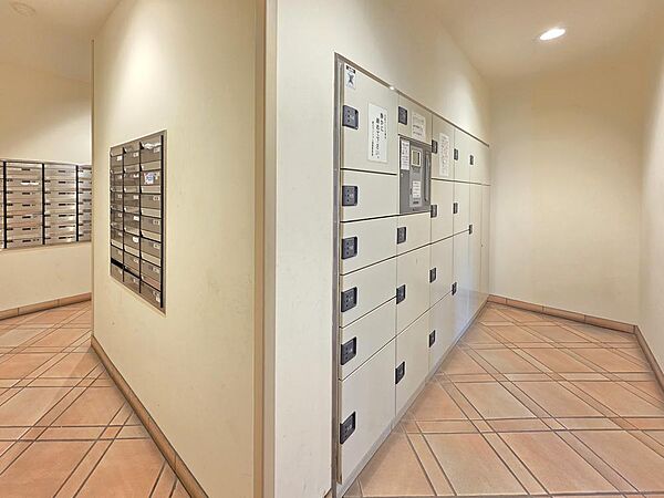 宅配ボックスと集合ポストを備えた共用スペースです。不在時でも荷物の受け取りができ、忙しい毎日の暮らしをサポートします。管理の行き届いた共用部で快適なマンションライフを実現できます。
