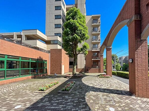 アーチが印象的な中庭スペースには四季を彩る植栽が丁寧に整えられています。ゆとりある共用空間は住民の憩いの場としても親しまれ、管理の行き届いたマンションならではの住環境が感じられます。