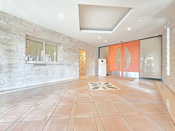 天然石調の壁面が上質な印象を演出するエントランスです。オートロックを備えた落ち着きある共用空間は管理も行き届き、毎日の暮らしに安心感と心地よさを与えてくれます。