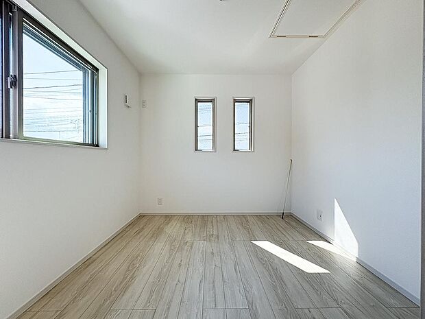 どんな家具も映える、明るく清潔感あふれる洋室。寝室やお子様部屋、書斎など多目的に活用できます。