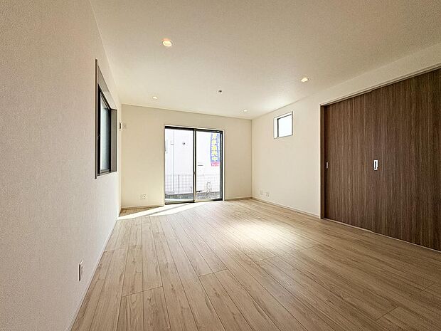 大きな掃出し窓から豊かな陽光と爽やかな風が舞い込む開放的なリビング。写真以上の開放感と居心地の良さを、ぜひ現地の日当たりの良さと一緒にご体感ください。
