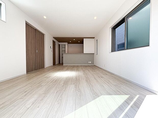 家族の暮らしに思いを馳せて、日常のワンシーンを表現したリビングダイニング。「ホワイトナチュラル」のテイストが、自然体で過ごせる心地良さを生み出しています。