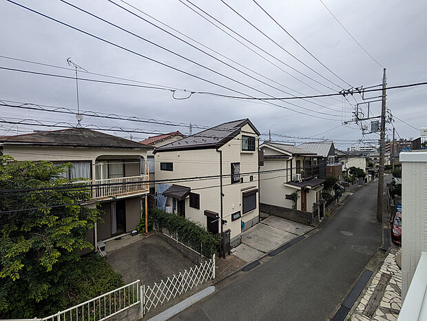 閑静で落ち着いた街並みが一望でき、周辺の穏やかな住環境の良さが感じられます。