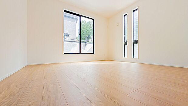 お部屋のとなる縦長の窓から心地よい光と風が入ります。シンプルで飽きの来ないデザインが日々の暮らし寄り添います。
