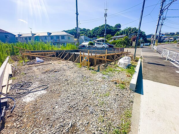 玄関には、ベビーカーやゴルフバッグなども収納可能なシューズインクローゼットを完備。2026/7/19撮影