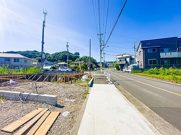 前面道路は東側約8.5mの広さがございます。開放的な立地です。 2026/7/19撮影