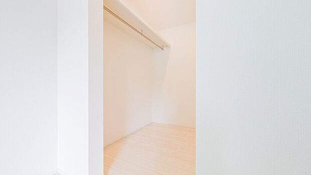 バルコニー直結部屋のウォークインクローゼット。洗濯物を取り込んでとのまま収納できます。機能的で居心地の良い空間が、日々の暮らしをより快適にサポートします。