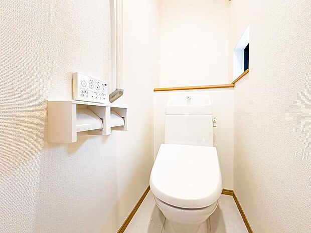 温水洗浄便座完備のトイレスペース。ついつい考え事をしてしまうほど落ち着く空間です。現地(2026年9月)撮影