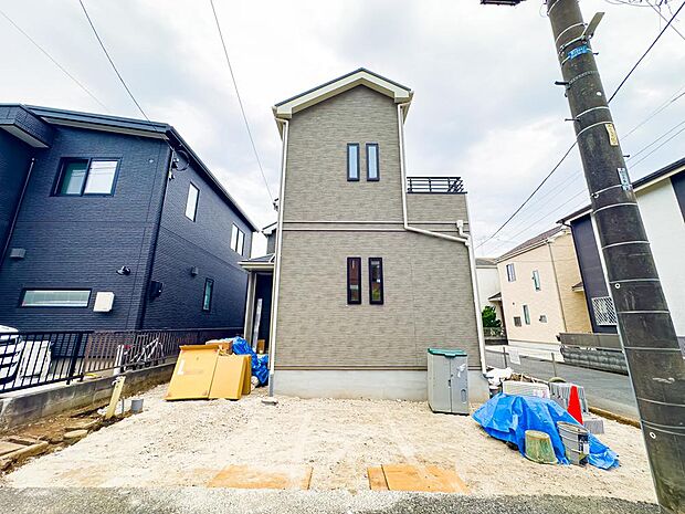 徒歩約10分圏内に、小中学校・保育園・スーパー・病院などが揃っている、ご家族で暮らしやすい住環境です。現地(2026年9月)撮影