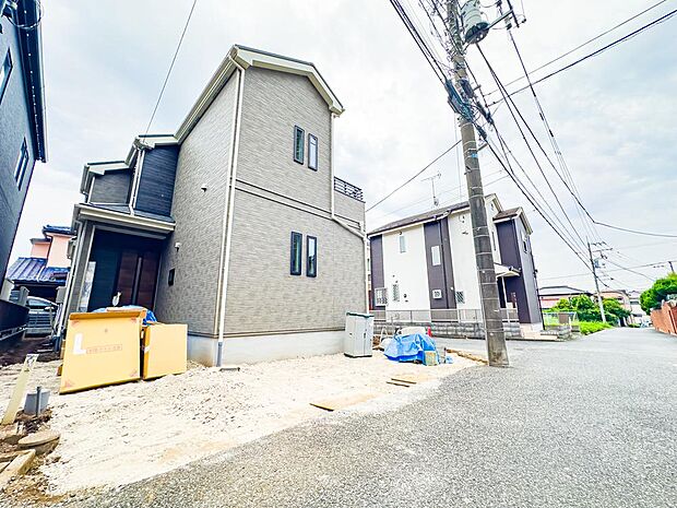 カースペースを2台分ご用意しております(車種による)。お仕事用とプライベート用を使い分けることができます。現地(2026年9月)撮影