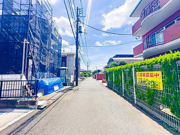 前面道路は西側約4m、南側約4.5mの広さがございます。車通りが少なく、静かな暮らしを守ってくれます。2026/7/19撮影